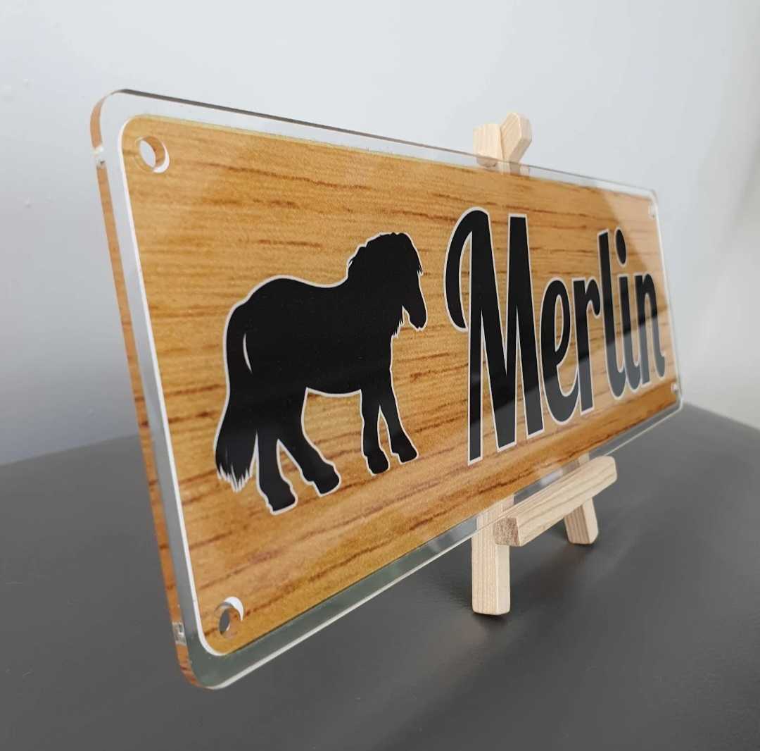 Merlin Design Light Wood Style Background with Black Text